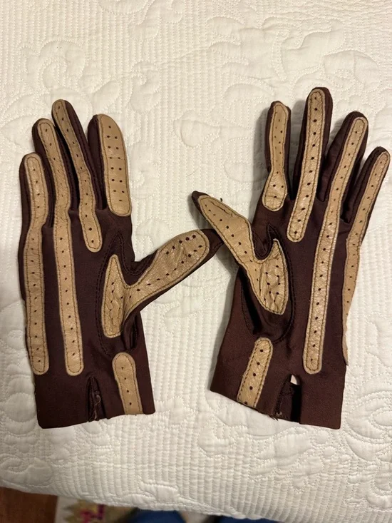 Classic Isotoner Brown Gloves with Tan Chevron Leather Accents - Picture 4 of 6
